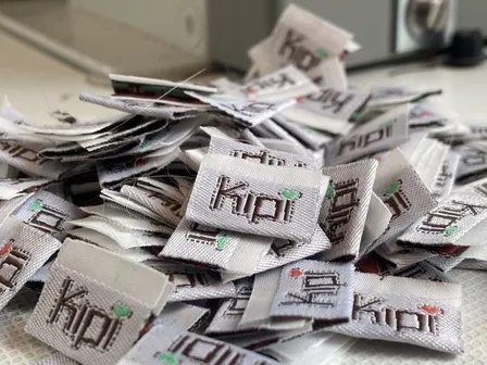 Kipi-labels liggen klaar om aan zelfgemaakte producten bevestigd te worden