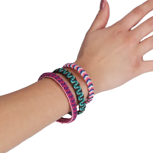 3 zelfgemaakte paracord armbanden van verschillende knopen en kleuren om pols