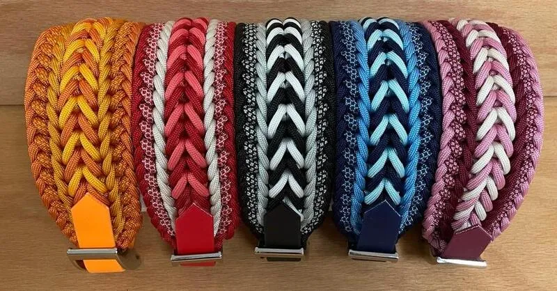 Vijf paracord halsbanden naast elkaar waarbij hetzelfde patroon is gebruikt in andere kleuren