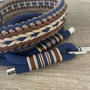 Set van halsband en lijn met symmetrische patronen in dezelfde kleuren
