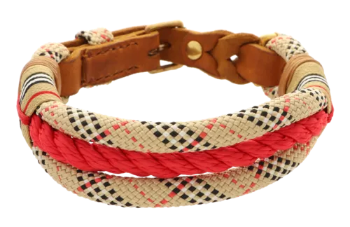 Halsband gemaakt van hondenlijntouw en PPM en gesloten met een bruine leren adapter