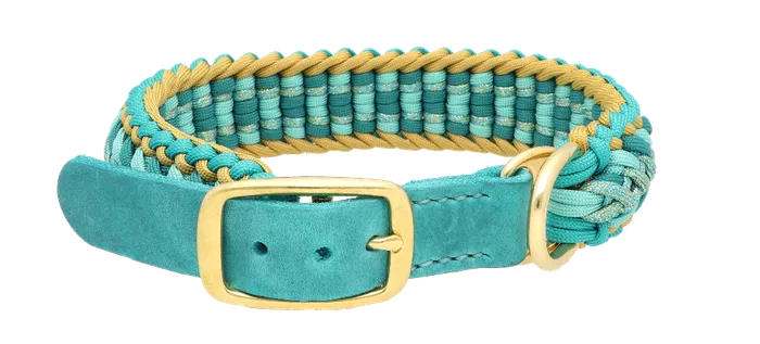 Blauwe, verstelbare halsband met gouden details met een leren adapter als sluiting