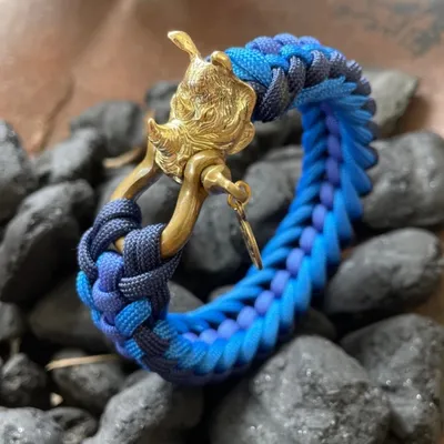 Armband ontwerp van Kruger EDC in blauw met gouden accessoire