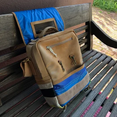 Bruin en blauw leren tas van het merk Travelban