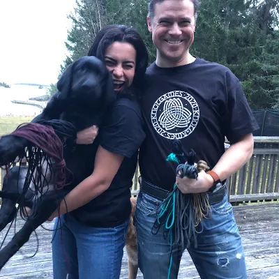 Mathias, zijn vrouw, een van hun honden, paracord en Mathias draagt Knotgames merch